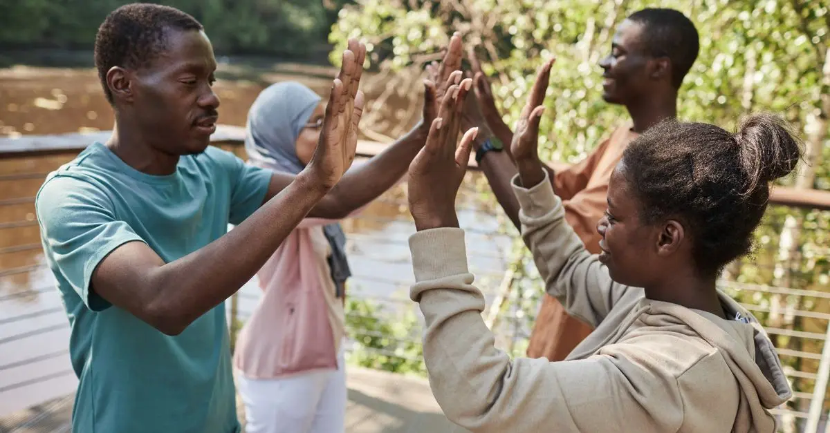 Comment le soutien social aide à maîtriser votre stress