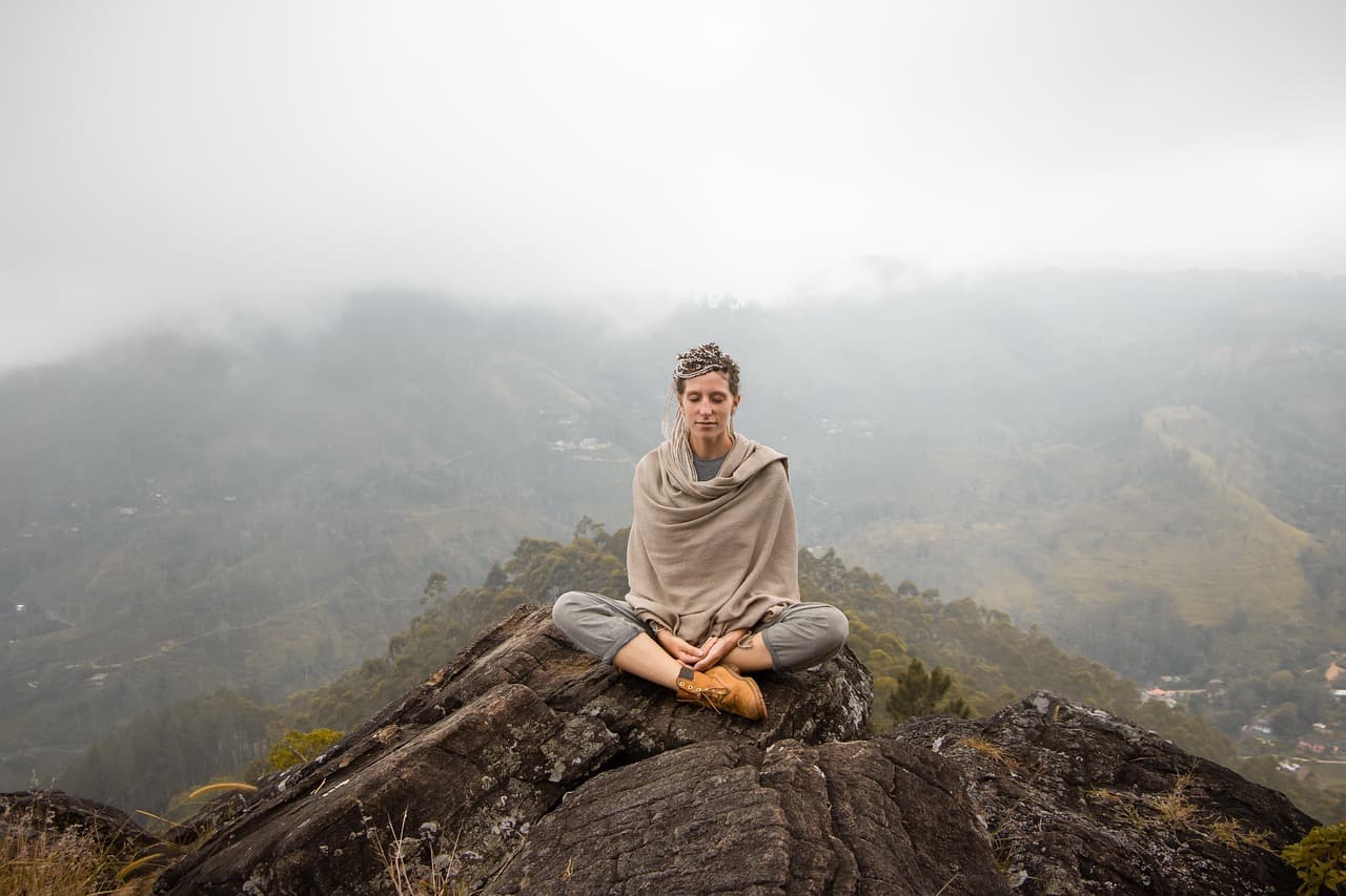 Comment la pratique régulière du yoga aide à maîtriser le stress