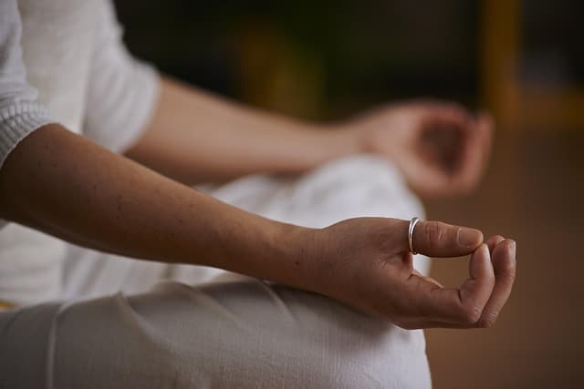 Comment la respiration consciente aide à réduire le stress